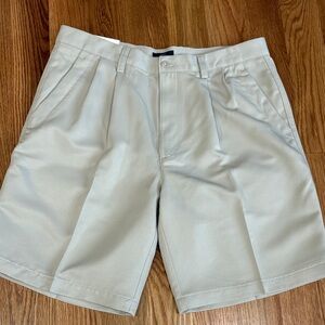 NWT Dockers Golf  beige pleated relaxed fit  Men's Shorts pockets size 34 waist